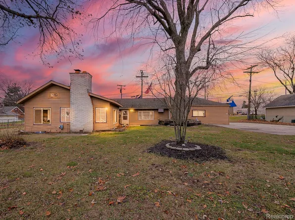 2089 Maddy Ln, Keego Harbor, MI 48320