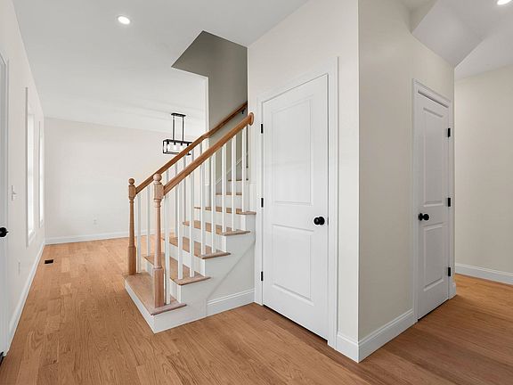 4th image of 10 Blaisdell Court
