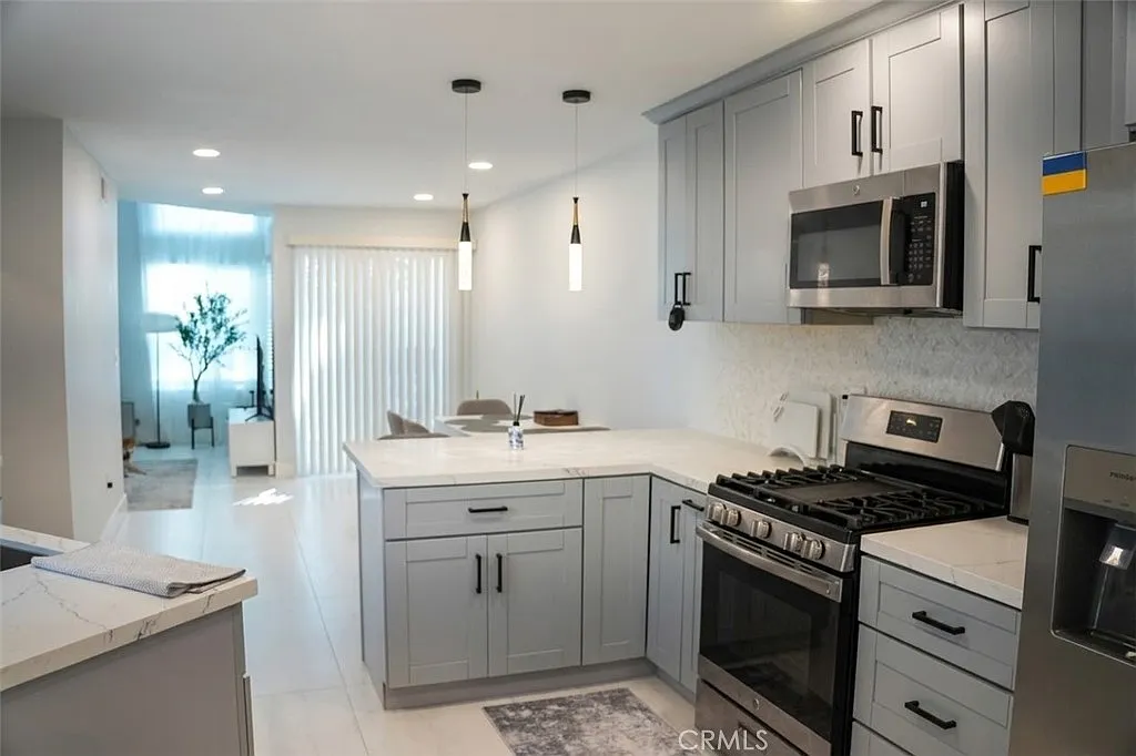 2 bed, 2.5 bath, 1294 sqft, $3,850 — Photo 3
