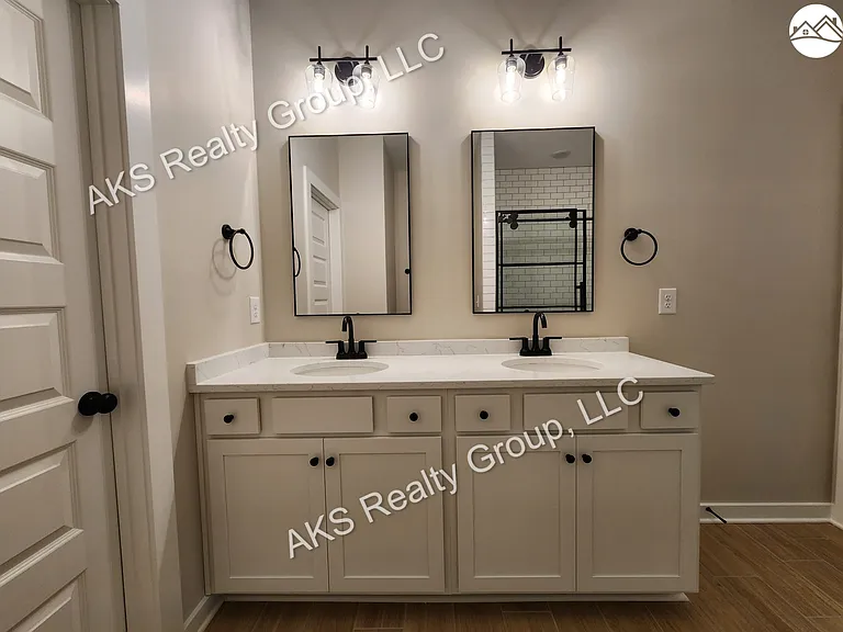 1202 Windsor Sq — Photo 8
