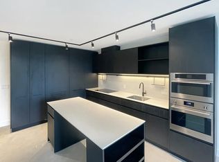 3996 Dumfries St #403, Vancouver, BC V5N 3S3