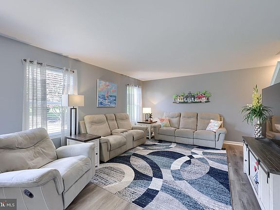 5th image of 100 Surrey Ln