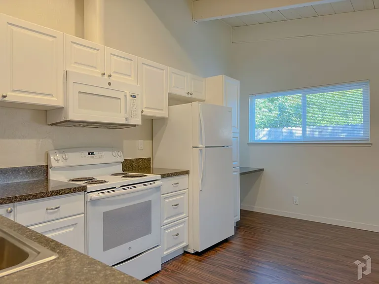 Train Station Apartments — Photo 23
