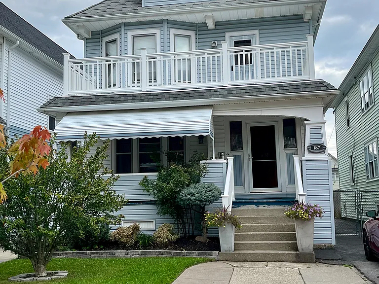187 N Park Ave #UPPER — Photo 1