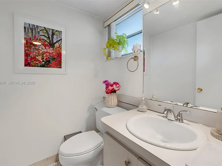 950 Hillcrest Dr #212 — Photo 17