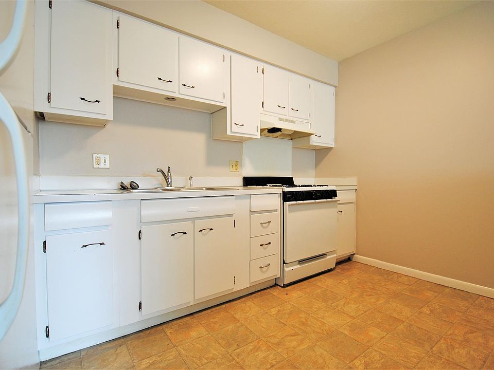 2nd image of 3833 Cuming St APT 3