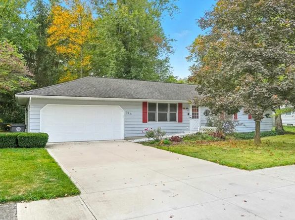 2221 Klug Dr, Fort Wayne, IN 46818