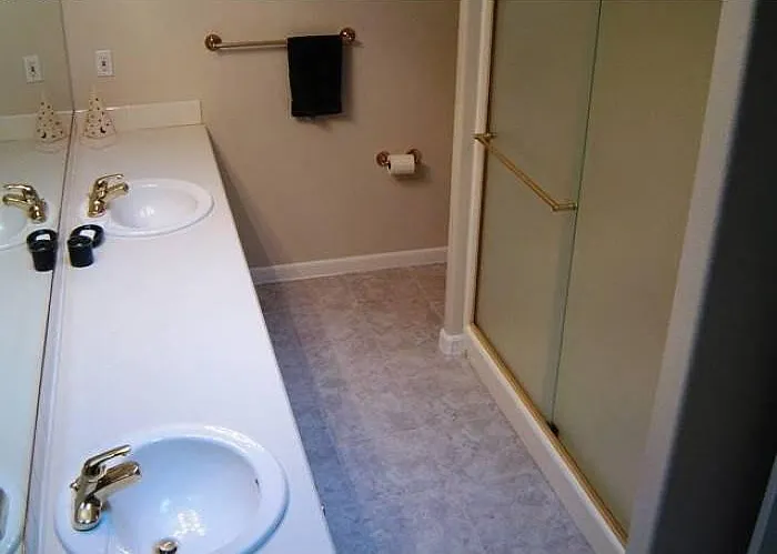 4 bed, 2.5 bath, 2347 sqft, $4,380 — Photo 4