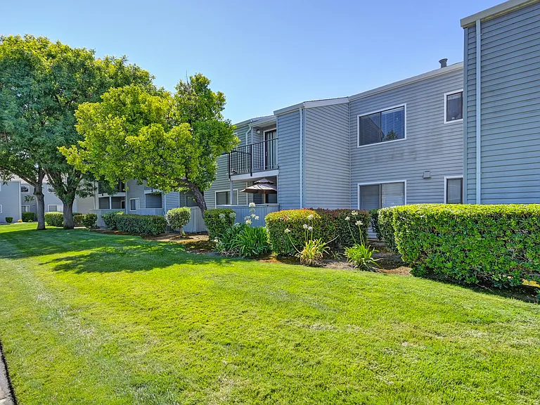 Silverstone Apartments — Photo 22