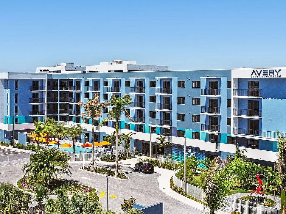 Avery Lake Worth Exterior