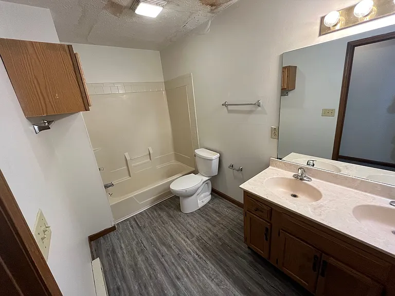 Leslie Manor Apartments — Photo 8