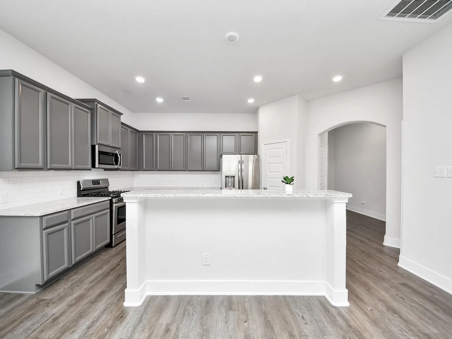 4 bed, 2.5 bath, 1821 sqft, $2,500 — Photo 4