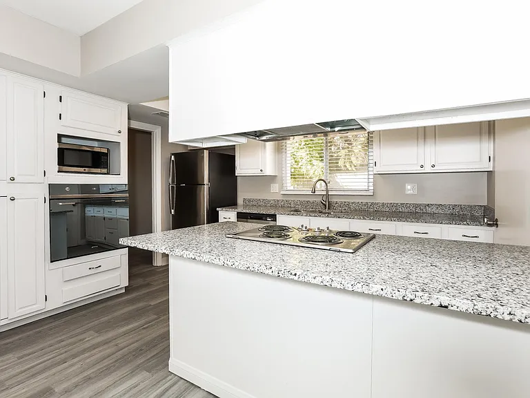 3430 S Oak St — Photo 4