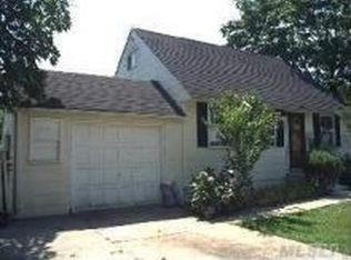 16 Hemlock St, Central Islip, NY 11722