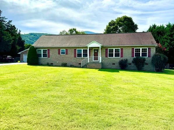 105 Big Cedar Dr, Hot Springs, VA 24445