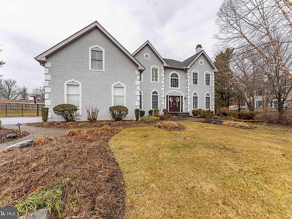 5th image of 300 Bell Ct