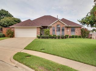 800 Edury Ct, Euless, TX 76039