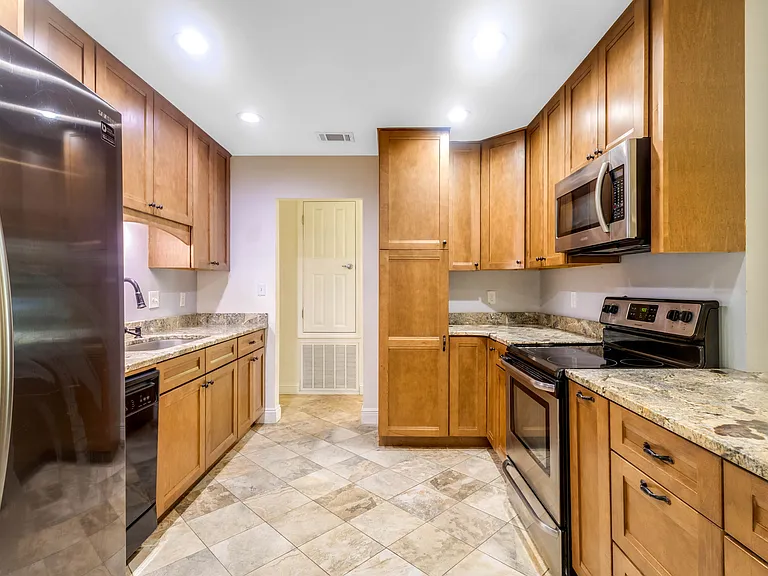 308 Hollywood Blvd SE — Photo 21