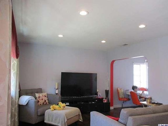 4th image of 6218 Bakman Ave