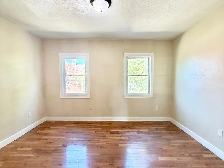 564 Howard Ave #2RR — Photo 6