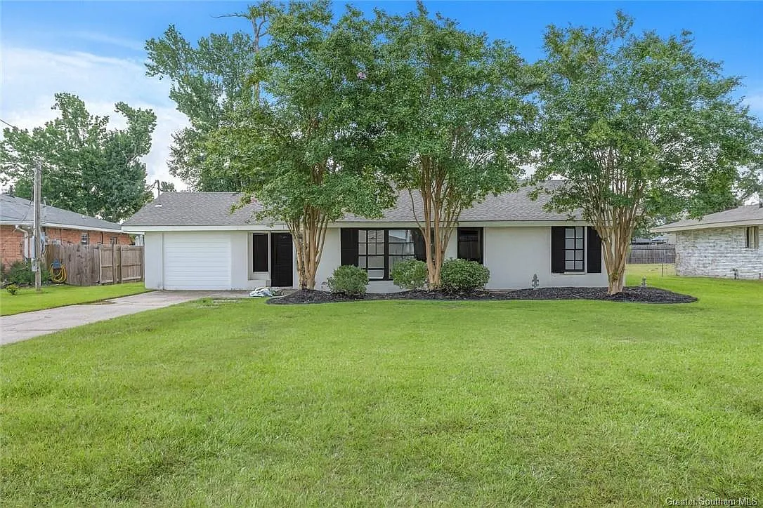 4 bed, 2.0 bath, 1717 sqft, $2,000 — Photo 1