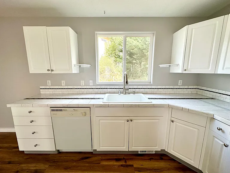 561 NW Mitchell Ct — Photo 7