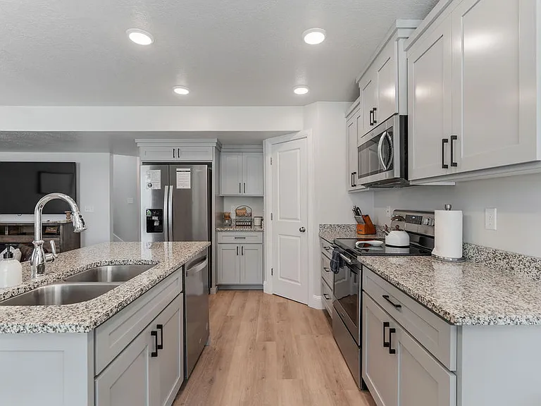 231 W Seasons Ln — Photo 8