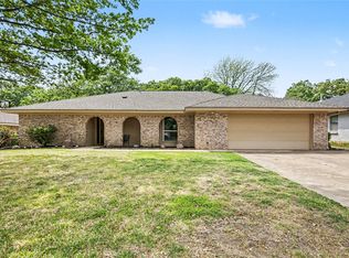 2805 Autumn Dr, Hurst, TX 76054