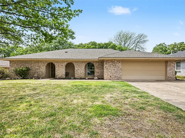 2805 Autumn Dr, Hurst, TX 76054