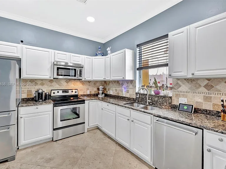 853 SW 11th Ct — Photo 18
