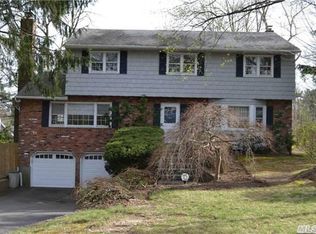 15 Gwendale Ln, Greenlawn, NY 11740