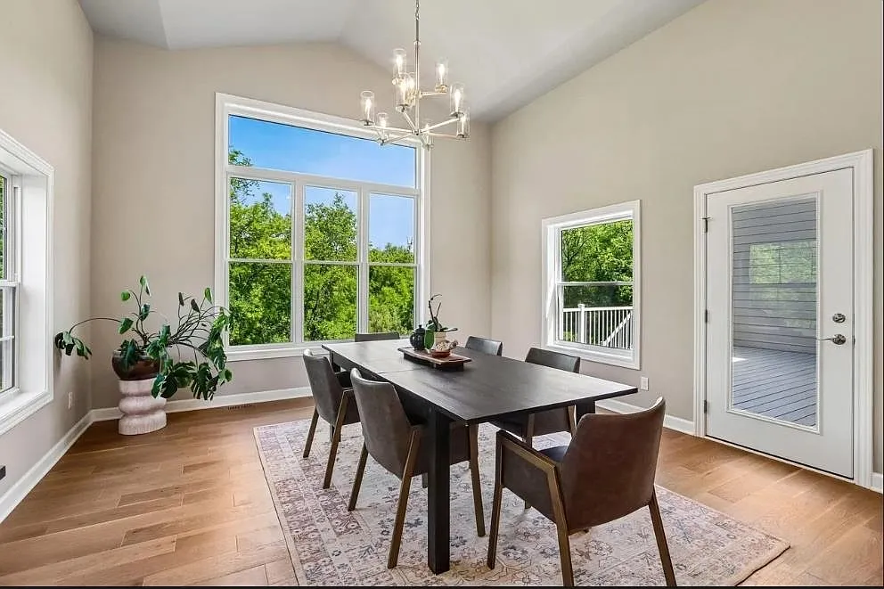 4 bed, 3.0 bath, 5883 sqft, $8,995 — Photo 4