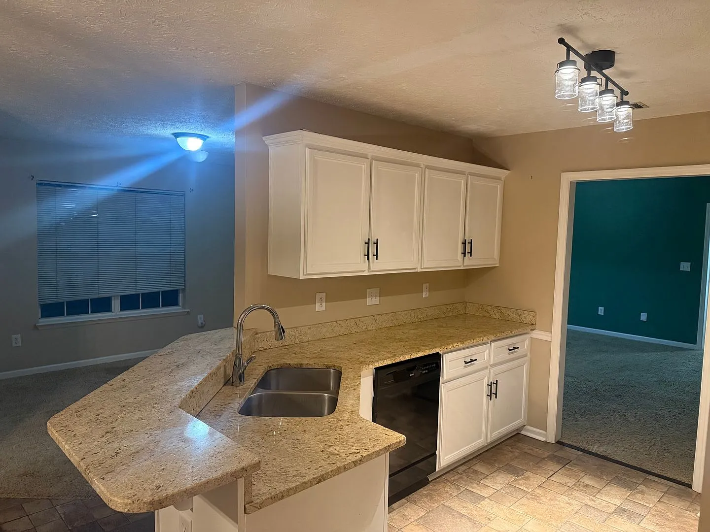 Closest 3bed/2bath to gate 2 available with Fenced in yard. — Photo 3