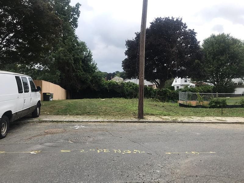 2nd image of 106 Erie St