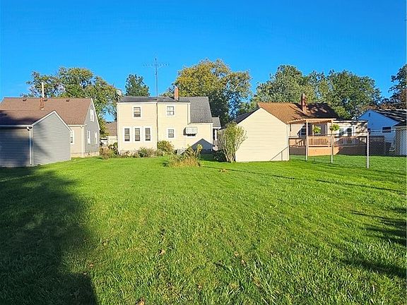 5th image of 614 Meadowbrook Ave SE