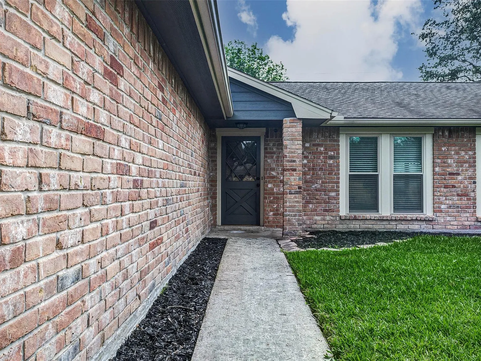 3 bed, 2.0 bath, 1477 sqft, $1,850 — Photo 3