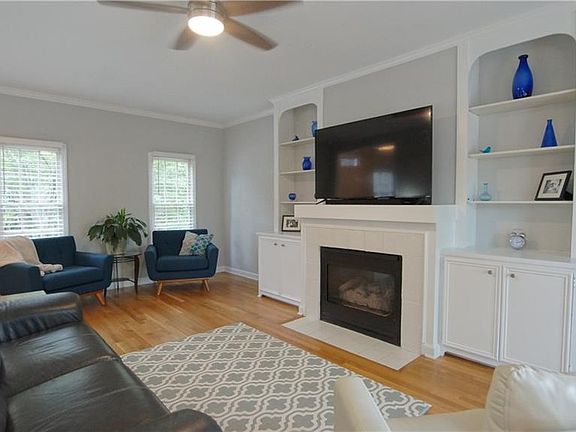 3rd image of 216 Bradford Place Ln