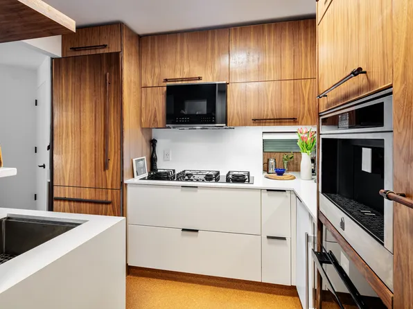 275 Greenwich Street 2C image 3 of 10