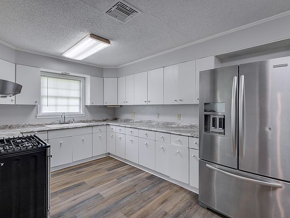 4th image of 404 Parkwood Dr