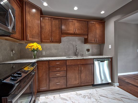 2nd image of 1077-102 Greenleaf Blvd