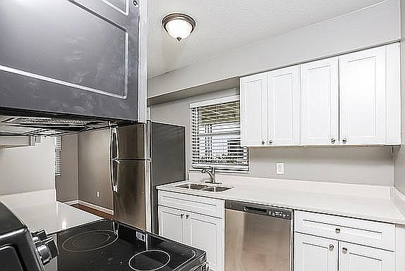 4th image of 471 Sunnyview Cir