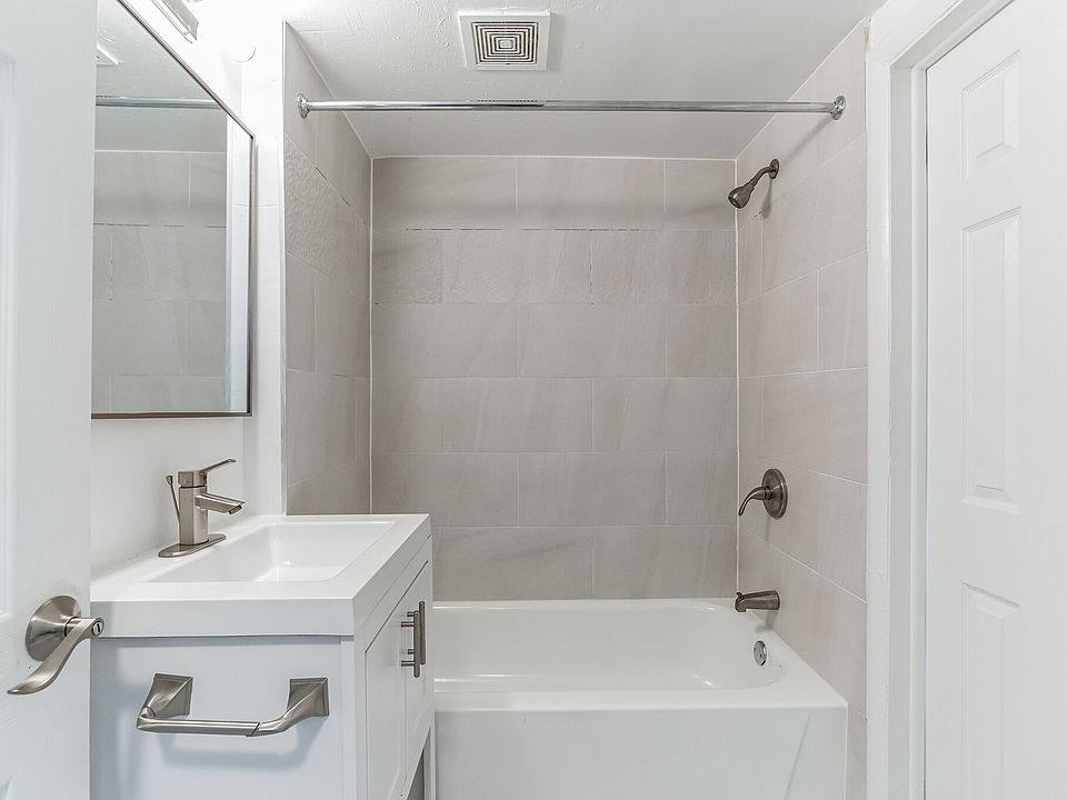 Welcome to Willow Pointe Apartments, where modern living meets comfort. This inviting bathroom features sleek fixtures, a spacious layout, and contemporary finishes, perfect for your daily routine. Schedule your tour today and see it for yourself!
