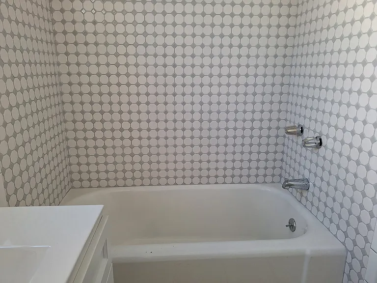 11256 Victory Blvd — Photo 16