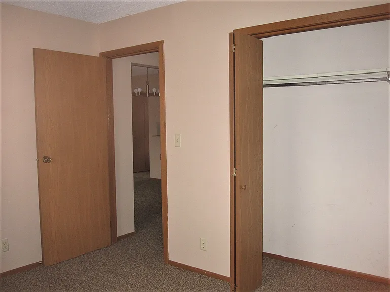 325 W 9th St #B — Photo 14