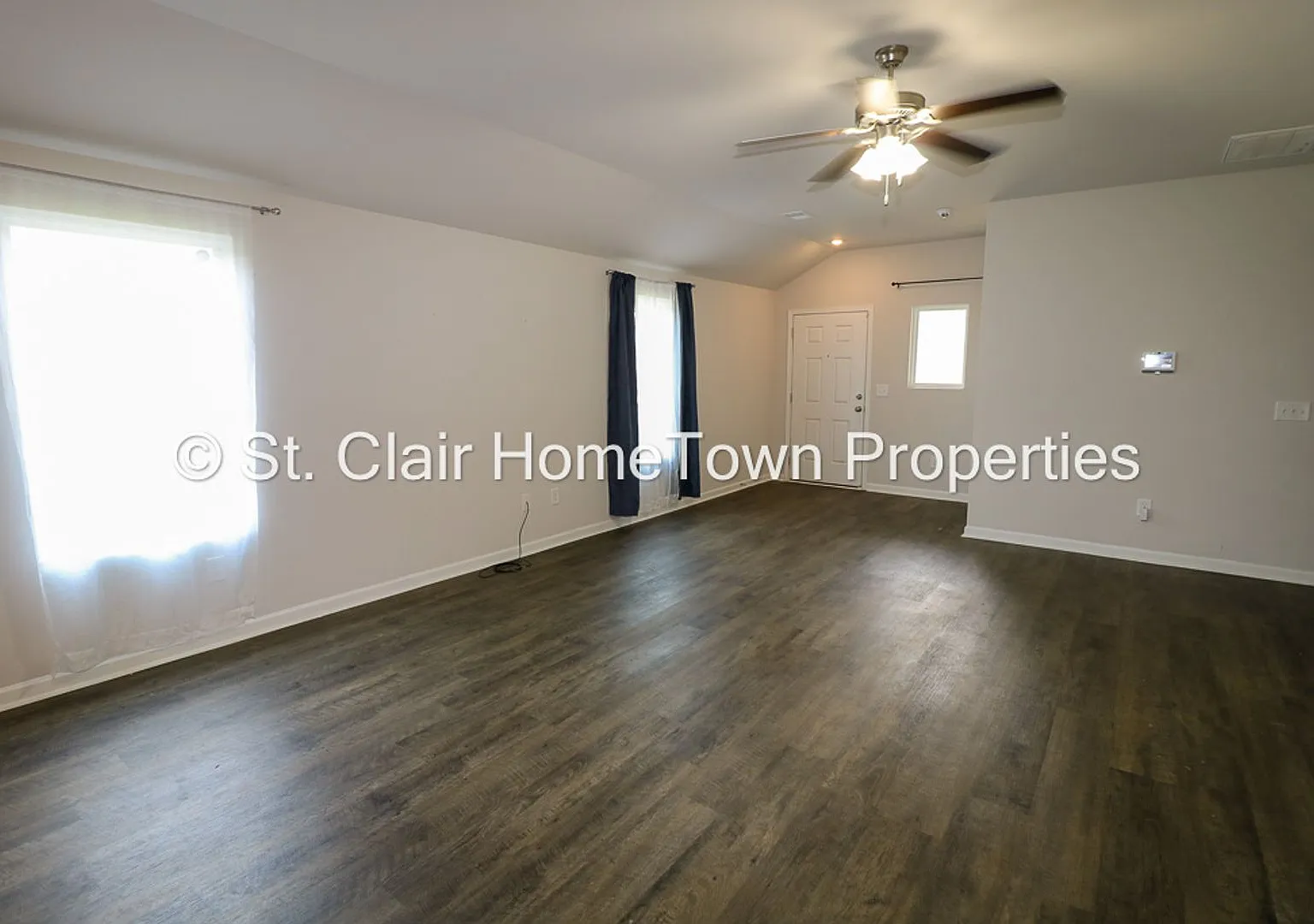 Nearly New Home in Fox Hollow Subdivision — Photo 4