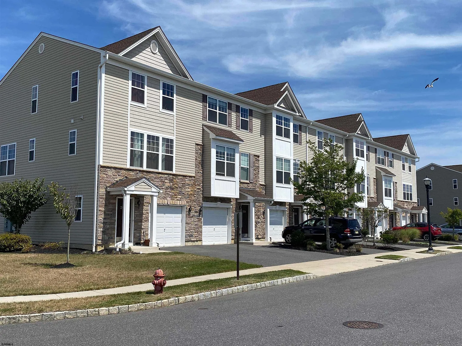 3 bed, 2.5 bath, $2,600 — Photo 2