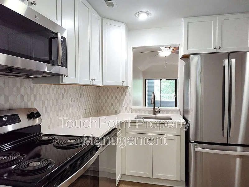 2 bed, 2.0 bath, 1056 sqft, $2,325 — Photo 4