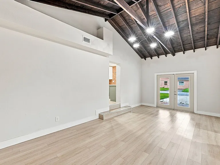 1161 Howard St — Photo 14