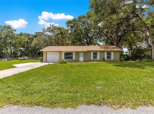 998 Hibiscus St, Lady Lake, FL 32159