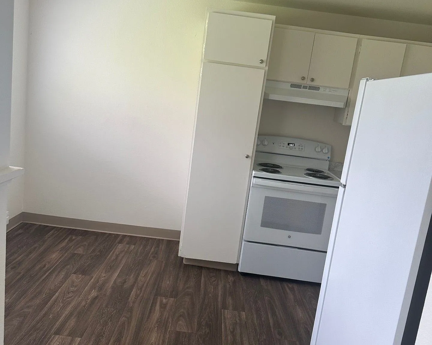Esquire Apartments — Photo 4